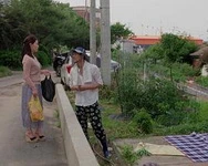 他用舌头轻轻拨开我的